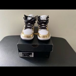AIR JORDAN 1 MID SE (GS)